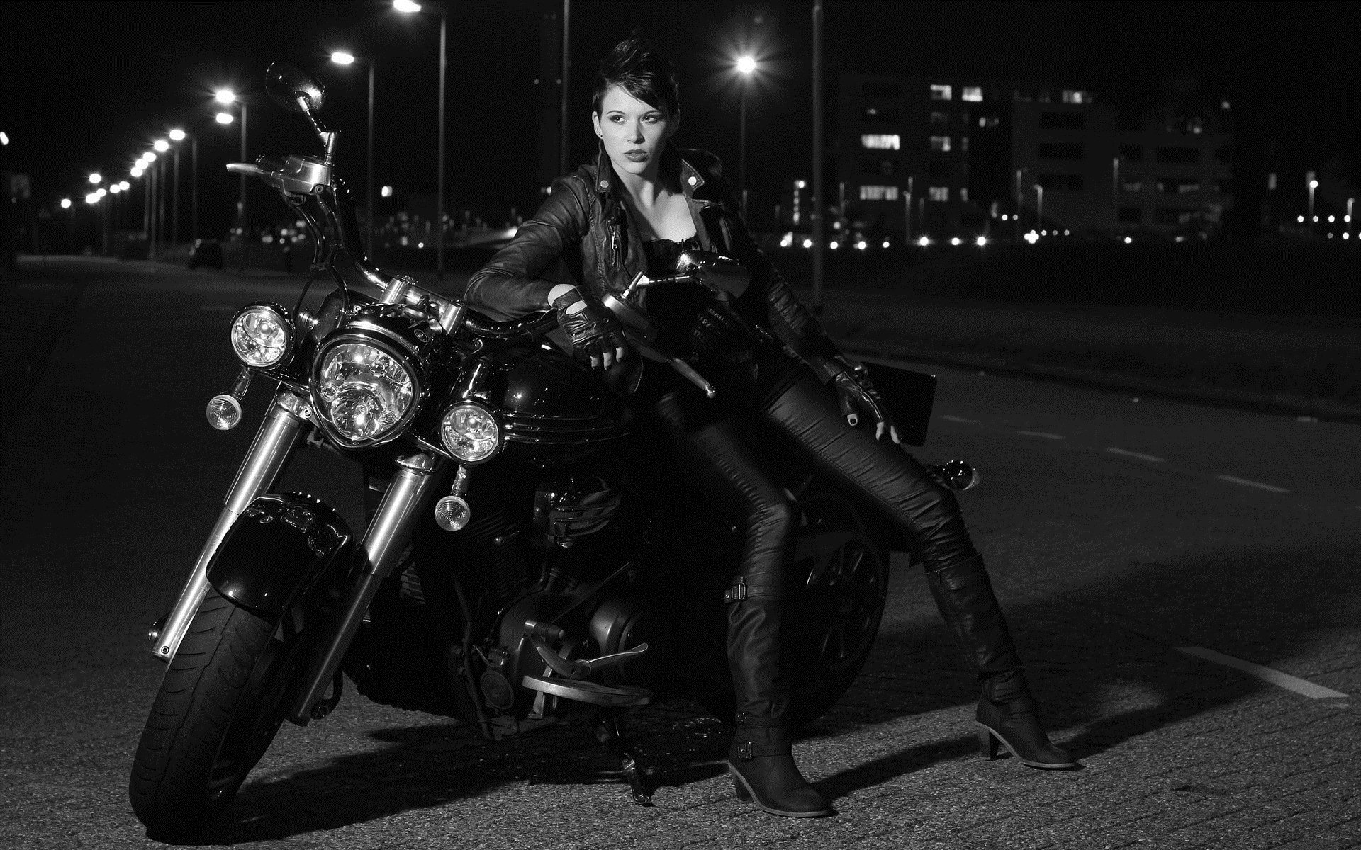 Photo Beautiful girls and motorcycles in Ramadi