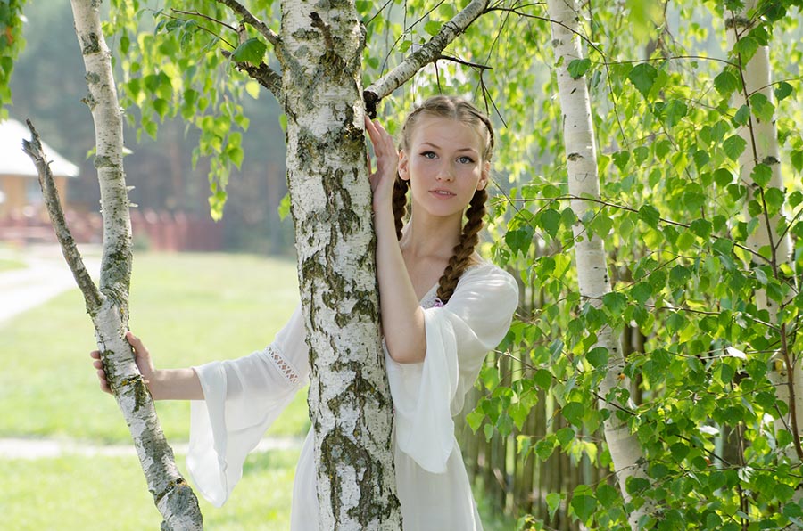 Women in Slavic costumes in Ramadi