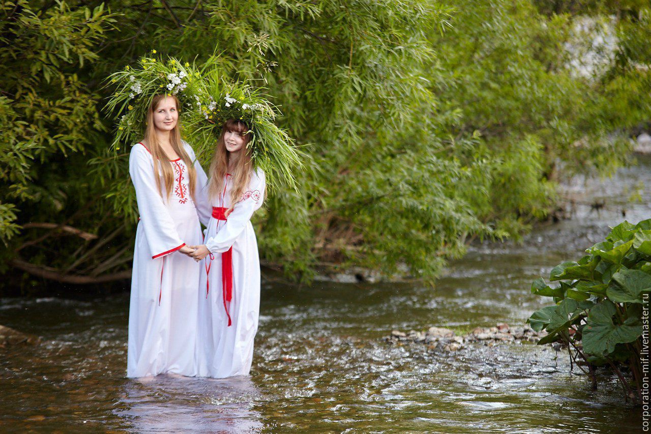 Women in Slavic costumes in Ramadi