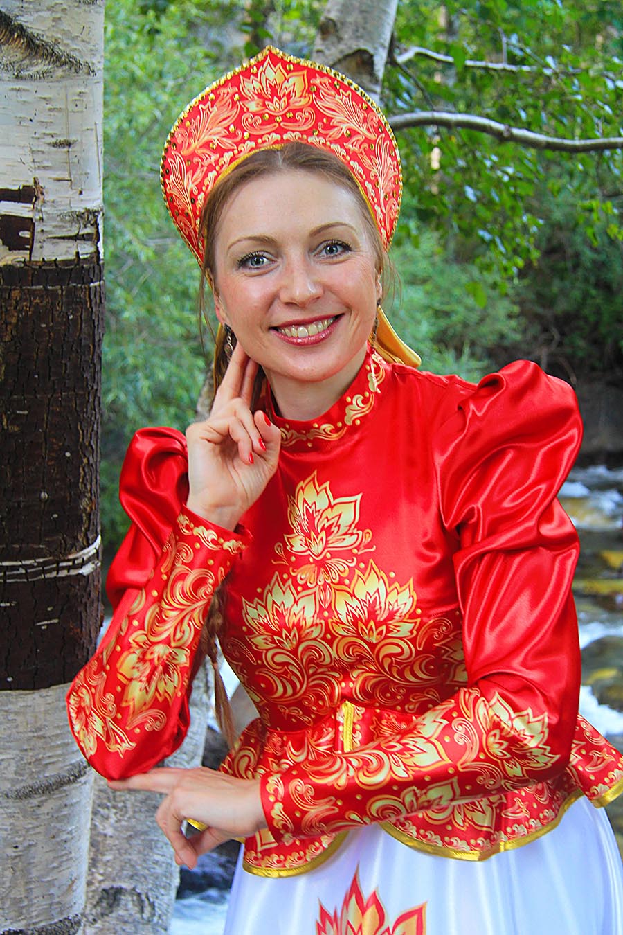 Women in Slavic costumes in Ramadi