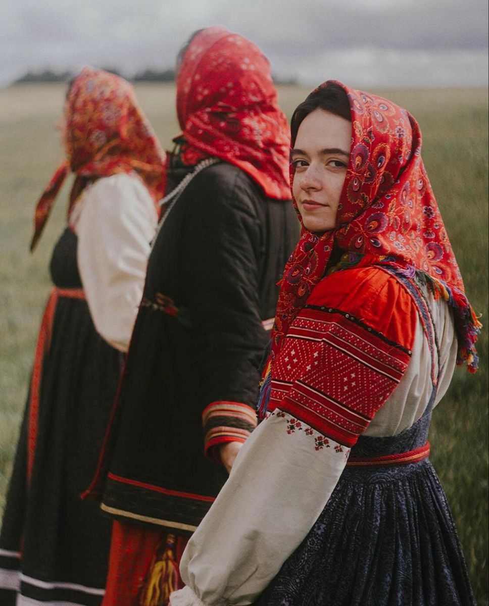 Women in Slavic costumes in Ramadi
