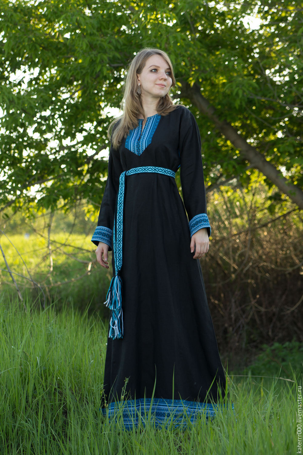Women in Slavic costumes in Ramadi