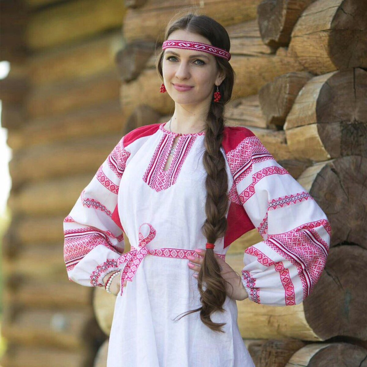 Girls in Slavic costumes in Ramadi