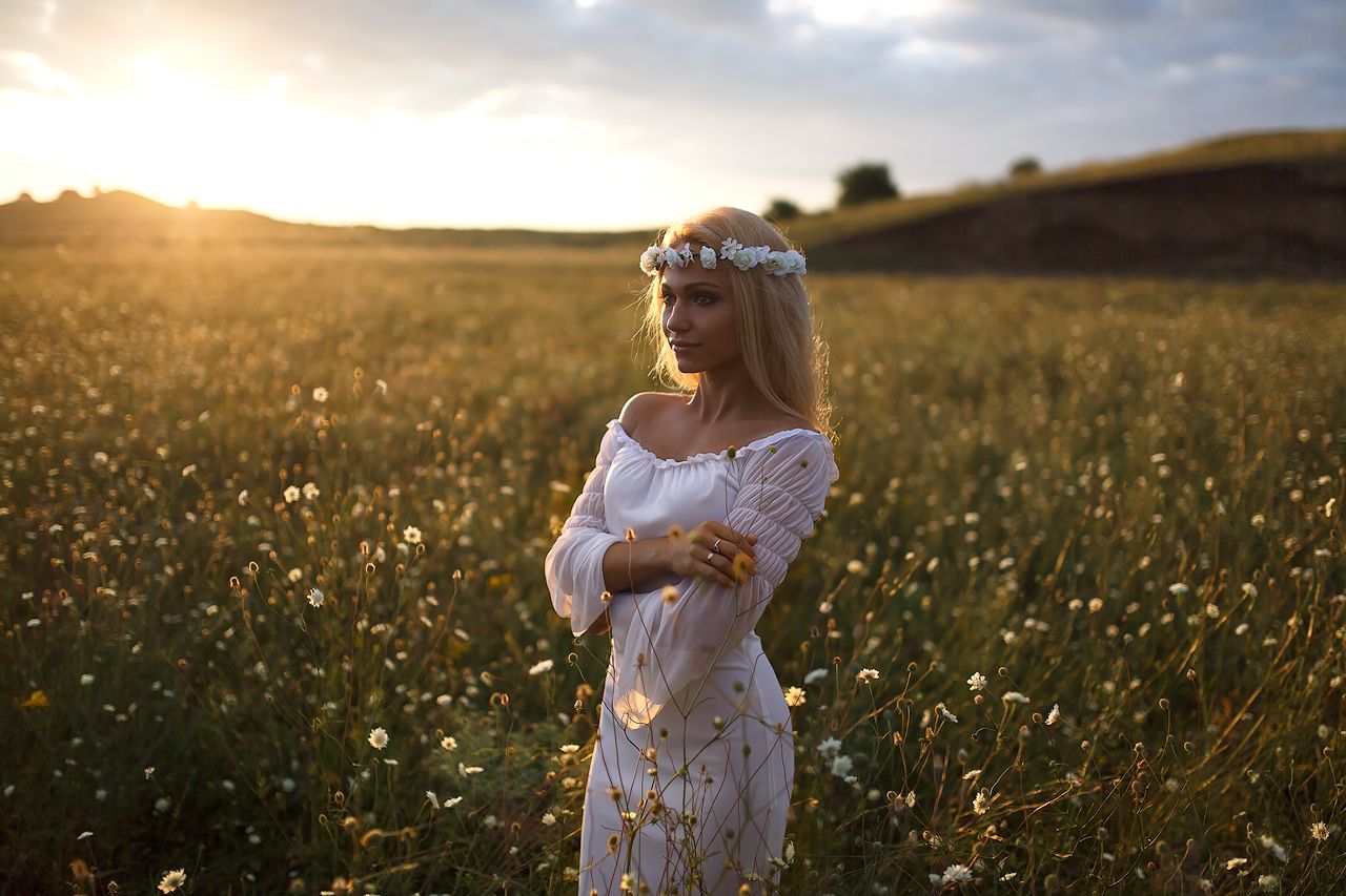 Girls in Slavic costumes in Ramadi