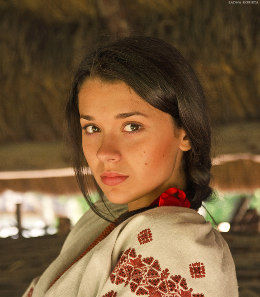 Girls in Slavic costumes in Ramadi